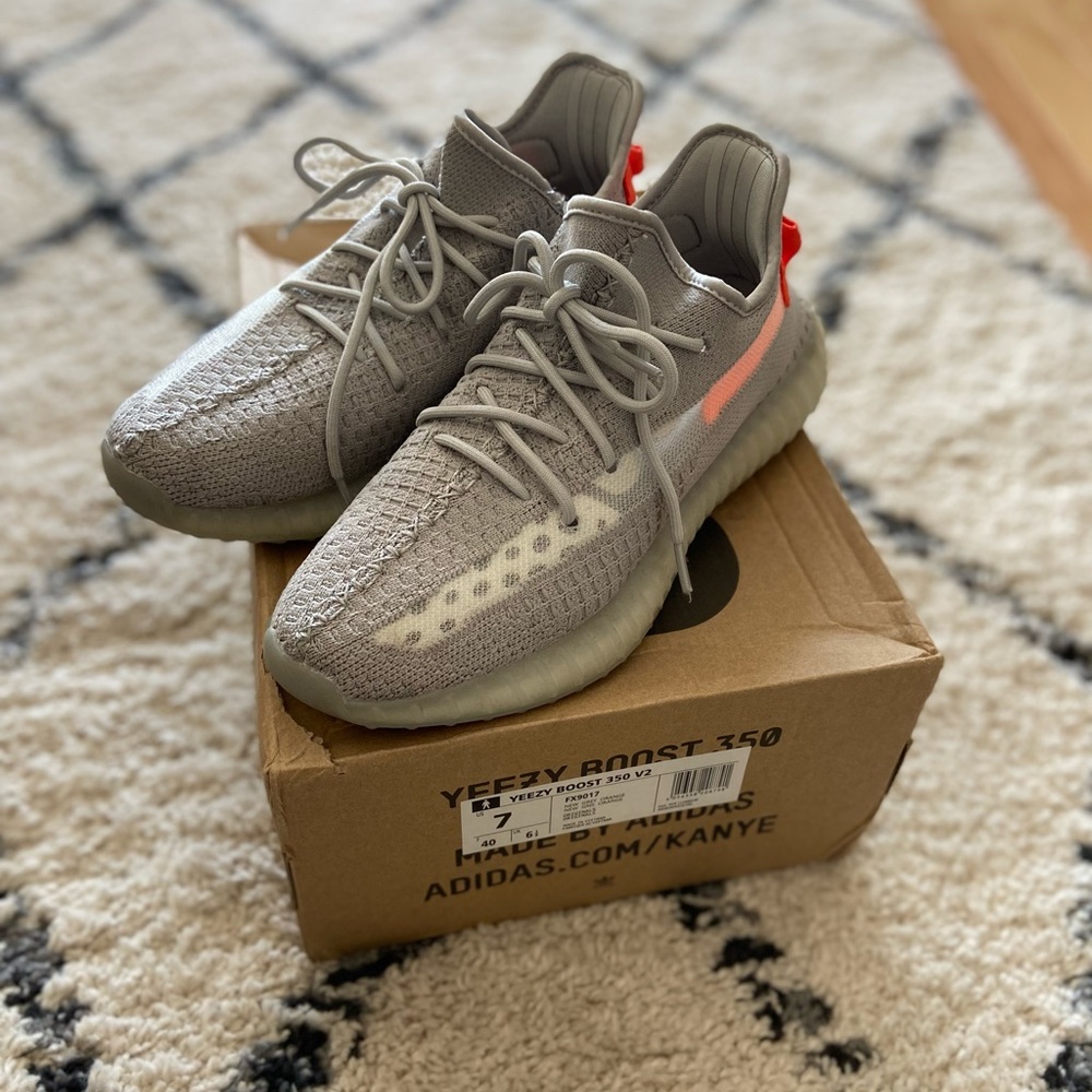 Yeezy boost 350 V2 taillights. Worn twice. Great condition